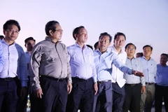Thủ tướng Phạm Minh Chính khảo sát tuyến đê biển Gò Công, tỉnh Tiền Giang. (Ảnh: Dương Giang/TTXVN)