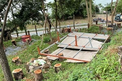 Chủ đầu tư khu du lịch Đồi Cừu Hải Vân tự ý chặt cây, lắp đặt các sạp gỗ để kinh doanh. (Ảnh: TTXVN phát)