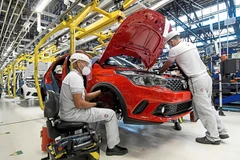 Công nhân lắp ráp ô tô tại một nhà máy của hãng Fiat-Chrysler ở Betim, Brazil. (Ảnh: REUTERS/TTXVN)