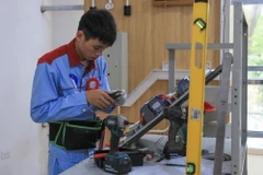 Thí sinh thi nghề Lắp đặt điện tại Hội đồng thi số 2, Trường trung cấp kinh tế-Kỹ thuật Bắc Thăng Long. (Ảnh: Hoàng Hiếu/TTXVN)