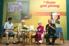 Đại tá, Phó Giáo sư-Tiến sỹ Hồ Sơn Đài (ngoài cùng bên phải) giao lưu tại chương trình. (Ảnh: Thu Hoài/TTXVN)