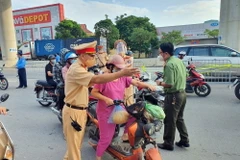 Đội Cảnh sát giao thông số 6, Phòng Cảnh sát Giao thông, Công an thành phố Hà Nội, điều hành giao thông. (Ảnh: TTXVN phát)