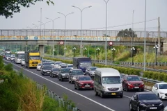 Ùn tắc kéo dài tại điểm cuối cao tốc TP Hồ Chí Minh - Long Thành - Dầu Giây. Ảnh: Công Phong - TTXVN 