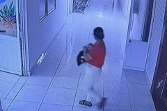 Hình ảnh người phụ nữ bế bé sơ sinh trích xuất từ camera. (Ảnh: TTXVN phát)