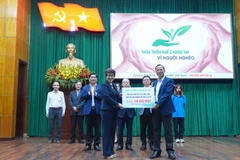 Trao kinh phí hỗ trợ xóa nhà tạm cho các hộ nghèo huyện A Lưới. (Ảnh: Mai Trang/TTXVN )