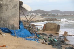 Biển xâm thực vào sát nhà dân. (Ảnh minh họa: Nguyễn Thanh/TTXVN)