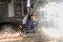 Đoạn Đinh Lễ hướng ra Đinh Tiên Hoàng ngập sau cơn mưa lớn. (Ảnh: Tuấn Đức/TTXVN)