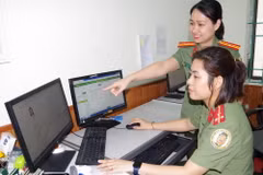 Cán bộ, chiến sỹ Phòng Quản lý xuất nhập cảnh, Công an tỉnh Hà Nam, tiếp nhận hồ sơ đăng ký đề nghị cấp hộ chiếu phổ thông của công dân trên cổng dịch vụ công trực tuyến. (Ảnh: Thanh Tuấn/TTXVN)
