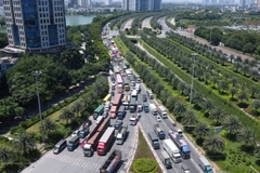 Đoạn đầu Đại lộ Thăng Long hướng về đường Vành đai 3 ùn tắc cục bộ kéo dài. (Ảnh: TTXVN)