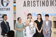 Diễn viên Thanh Hương tặng chiếc áo sơmi chị đã mặc khi vào vai Luyến trong phim “Cuộc đời vẫn đẹp sao” ủng hộ Chiến dịch Mottainai. (Ảnh: TTXVN phát)