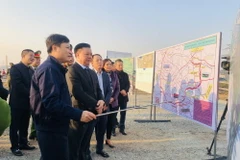 Bí thư Thành ủy Hà Nội kiểm tra tiến độ triển khai dự án đường vành đai 4-Vùng Thủ đô tại địa bàn huyện Sóc Sơn. (Ảnh: Tuyết Mai/TTXVN)