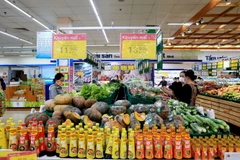 Quầy bán thực phẩm tổng hợp tại siêu thị Co.op Mart. (Ảnh: Hồng Đạt/TTXVN)