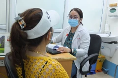 Bệnh nhân T. đến tái khám tại bệnh viện Bình Dân sau thời gian lọc thận. (Nguồn: Báo Tin Tức)