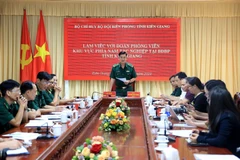 Đại tá Huỳnh Văn Đông, Chính ủy Bộ đội Biên phòng tỉnh Kiên Giang, phát biểu trong một buổi làm việc. (Ảnh: Hồng Đạt/TTXVN)