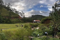 Khu vực xảy ra vụ việc trong Làng Cù Lần. (Ảnh: Nguyễn Dũng/TTXVN)