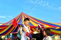 Phụ huynh huyện Ba Chẽ, tỉnh Quảng Ninh, đưa con đến trường khai giảng năm học mới. (Ảnh: Thanh Vân/TTXVN)