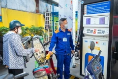 Mua, bán xăng tại cửa hàng kinh doanh xăng, dầu Petrolimex. (Ảnh: Trần Việt/ TTXVN)