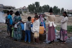 Người dân sơ tán tránh bạo lực tại một trường học ở Mekele, thủ phủ khu vực Tigray, Ethiopia ngày 19/6/2021. (Ảnh: AFP/TTXVN)