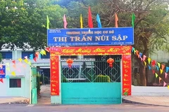 Trường THCS thị trấn Núi Sập - nơi xảy ra sự việc. (Ảnh: Công Mạo/TTXVN)