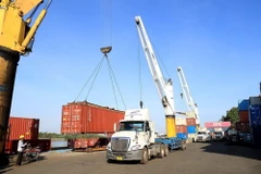 Bốc dỡ hàng hóa tại cảng Phước Long ICD, phường Phước Long A, thành phố Thủ Đức, Thành phố Hồ Chí Minh. (Ảnh: Hồng Đạt/TTXVN)