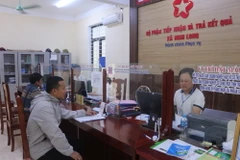 Người dân đến làm thủ tục hành chính tại bộ phận một cửa xã Nghi Long, huyện Nghi Lộc, tỉnh Nghệ An. (Ảnh: Bích Huệ/TTXVN)
