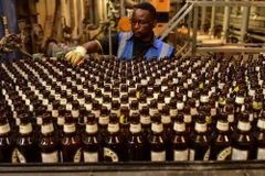 Một cơ sở sản xuất bia tại Ruaraka ở thủ đô Nairobi của Kenya. (Ảnh: AFP/TTXVN)