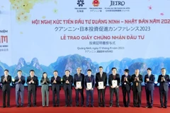 Trao Giấy chứng nhận đầu tư cho các dự án FDI của Nhật Bản. (Ảnh: Văn Đức/TTXVN)