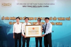 Phó Giám đốc Sở Văn hóa và Thể thao Đà Nẵng Nguyễn Trọng Thao (trái) trao Bằng xếp hạng Di tích Lịch sử cấp thành phố cho ông Hồ Tấn Tuấn, Giám đốc Bảo tàng Điêu khắc Chăm. (Ảnh: Trần Lê Lâm/TTXVN)