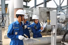 Các kỹ sư vận hành của Công ty Cổ phần Lọc hóa dầu Bình Sơn. (Ảnh: PV/Vietnam+)