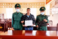 Đối tượng Điêu Chính Phượng bị bắt giữ tại Đồn Biên phòng Si Pha Phìn. (Ảnh: TTXVN phát)