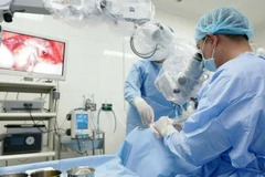 Bác sỹ Bệnh viện Tai mũi họng TP.HCM phẫu thuật cấy ốc tai điện tử cho người bệnh. (Ảnh: TTXVN phát)