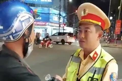 Lực lượng Cảnh sát Giao thông kiểm tra nồng độ cồn với ông T. (Ảnh cắt từ clip của Cục Cảnh sát Giao thông)