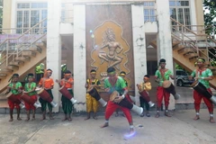 Thanh thiếu niên đồng bào Khmer là tầng lớp kế thừa điệu múa trống Chhay-dăm ở xã Trường Tây. (Ảnh: Minh Phú/TTXVN)