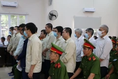 17 bị cáo tại tòa. (Ảnh: Huyền Trang/TTXVN)