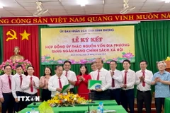 Lễ ký kết hợp đồng ủy thác nguồn vốn địa phương sang Ngân hàng chính sách xã hội. (Ảnh: Huyền Trang/TTXVN) 