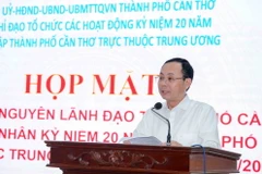 Bí thư Thành ủy Cần Thơ Nguyễn Văn Hiếu phát biểu tại buổi họp mặt. (Ảnh: Thanh Liêm/TTXVN)