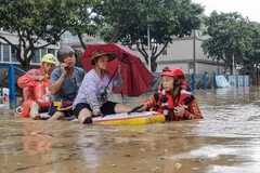 Lực lượng cứu hộ sơ tán người dân khỏi vùng ngập lụt tại Phúc Kiến, Trung Quốc ngày 6/9 vừa qua do cơn bão Haikui gây ra. (Ảnh: AFP/TTXVN)