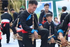 Chàng trai Mông vừa thổi khèn, vừa nhảy theo điệu nhạc. (Ảnh: Nguyễn Oanh/TTXVN)