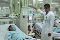 Chăm sóc bệnh nhân tại Khoa Lọc máu, Bệnh viện Bà Rịa. (Ảnh: Hoàng Nhị/TTXVN)