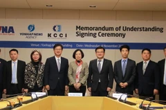 Tổng Giám đốc Việt Nam Vũ Việt Trang cùng Đoàn đại biểu TTXVN chụp ảnh lưu niệm với Chủ tịch-Tổng Giám đốc Seong Ghi-hong và Đoàn đại biểu Hãng thông tấn Yonhap. (Ảnh: Đức Thắng/TTXVN)