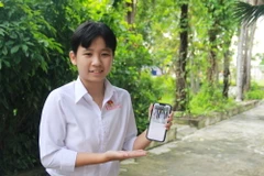 Em Nguyễn Xuân Phương Ngân, học sinh lớp 12A6, Trường THPT Lý Tự Trọng, thành phố Nha Trang, tỉnh Khánh Hòa, với app Marinet. (Ảnh: Phan Sáu/TTXVN)