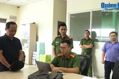 Đối tượng Lê Ngọc Phúc, mặc áo đen. (Nguồn: Báo Quảng Ngãi)