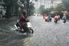 Tuyến đường Lê Tấn Trung, quận Sơn Trà, thành phố Đà Nẵng, nhiều đoạn nước ngập sâu khiến phương tiện giao thông gặp khó khăn khi di chuyển. (Ảnh: Văn Dũng/TTXVN)