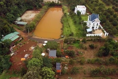 Hiện trạng hai căn biệt thự của ông Nguyễn Tiến Quang, trú thôn 8, xã Nhân Cơ, nơi từng bị UBND xã Nhân Cơ bị xử phạt 8 triệu đồng và yêu cầu khôi phục tình trạng ban đầu trước khi vi phạm vào năm 2022. (Ảnh: Minh Hưng/TTXVN)