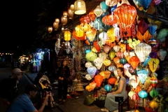 Đèn lồng được treo và bày bán trên các tuyến phố cổ ở thành phố Hội An, tỉnh Quảng Nam. (Ảnh: Trịnh Bang Nhiệm/TTXVN)