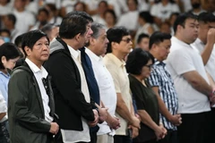 Tổng thống Philippines Ferdinand Marcos Jr. (trái) dự lễ tưởng niệm 10 năm thảm họa siêu bão Haiyan tại thành phố Tacloban, tỉnh Leyte, ngày 8/11. (Ảnh: AFP/TTXVN)