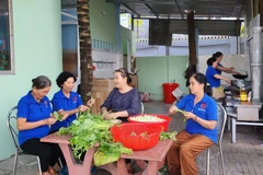 Các nhóm thiện nguyện tham gia nấu ăn tại Bếp ăn 5.000 đồng của Nhà thờ phường 4, thành phố Vĩnh Long, tỉnh Vĩnh Long. (Ảnh: Lê Thúy Hằng/TTXVN)
