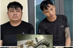 Nguyễn Thanh Đồng (phải) và Lê Huy Đại cùng các tang vật thu giữ. (Nguồn: Cổng thông tin Điện tử Công an tỉnh Thanh Hóa)