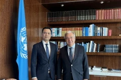 Đại sứ Đặng Hoàng Giang, Trưởng Phái đoàn thường trực Việt Nam tại Liên hợp quốc, trong cuộc gặp với Tổng Thư ký LHQ Antonio Guterres. (Ảnh: TTXVN phát)