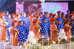 Các cặp đôi hạnh phúc trong tiệc cưới. (Ảnh: Hồng Giang/TTXVN)